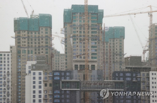 서울 아파트 재건축 현장. 사진 연합뉴스